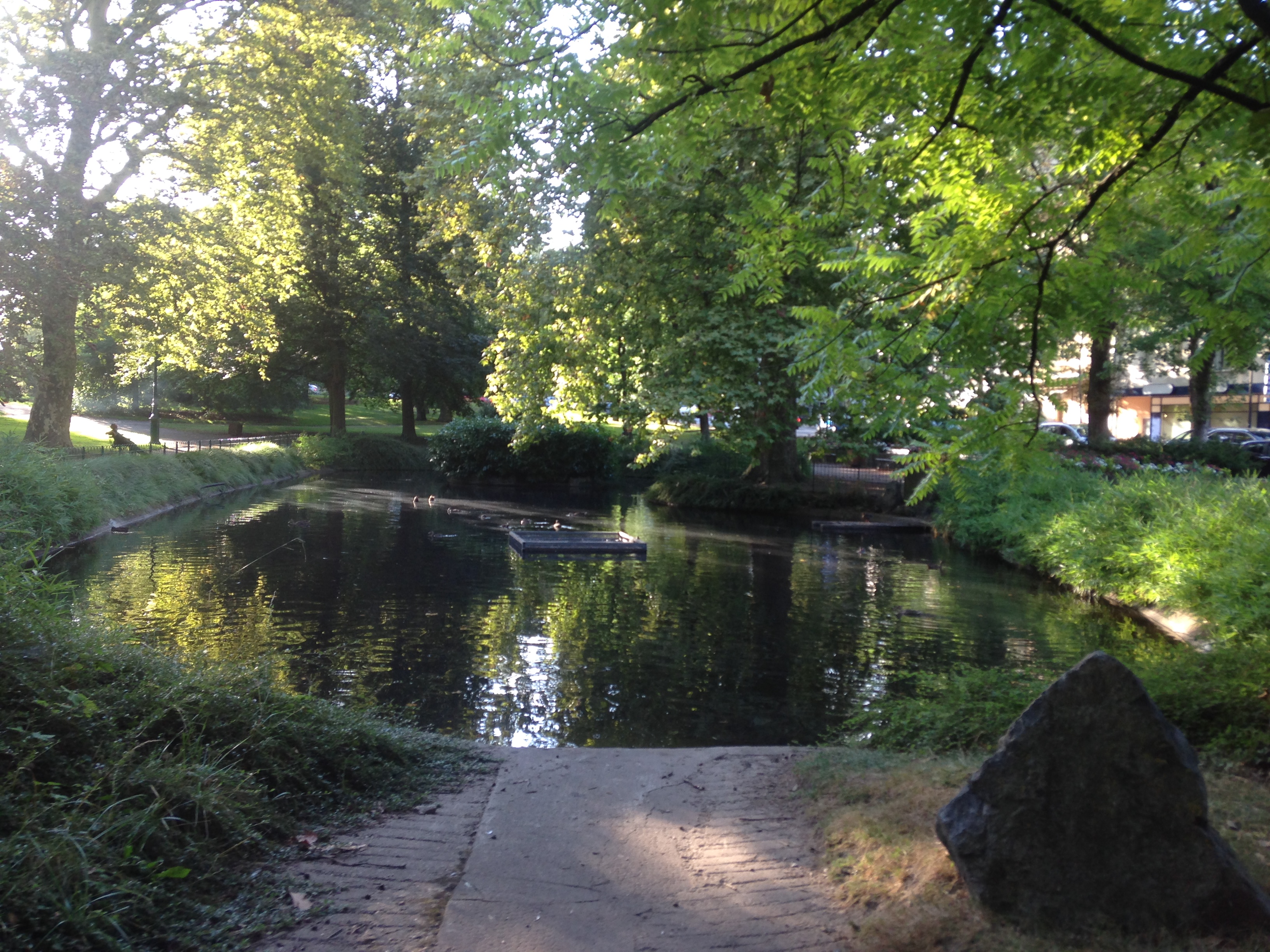 Leafy park and water in Vichy, France