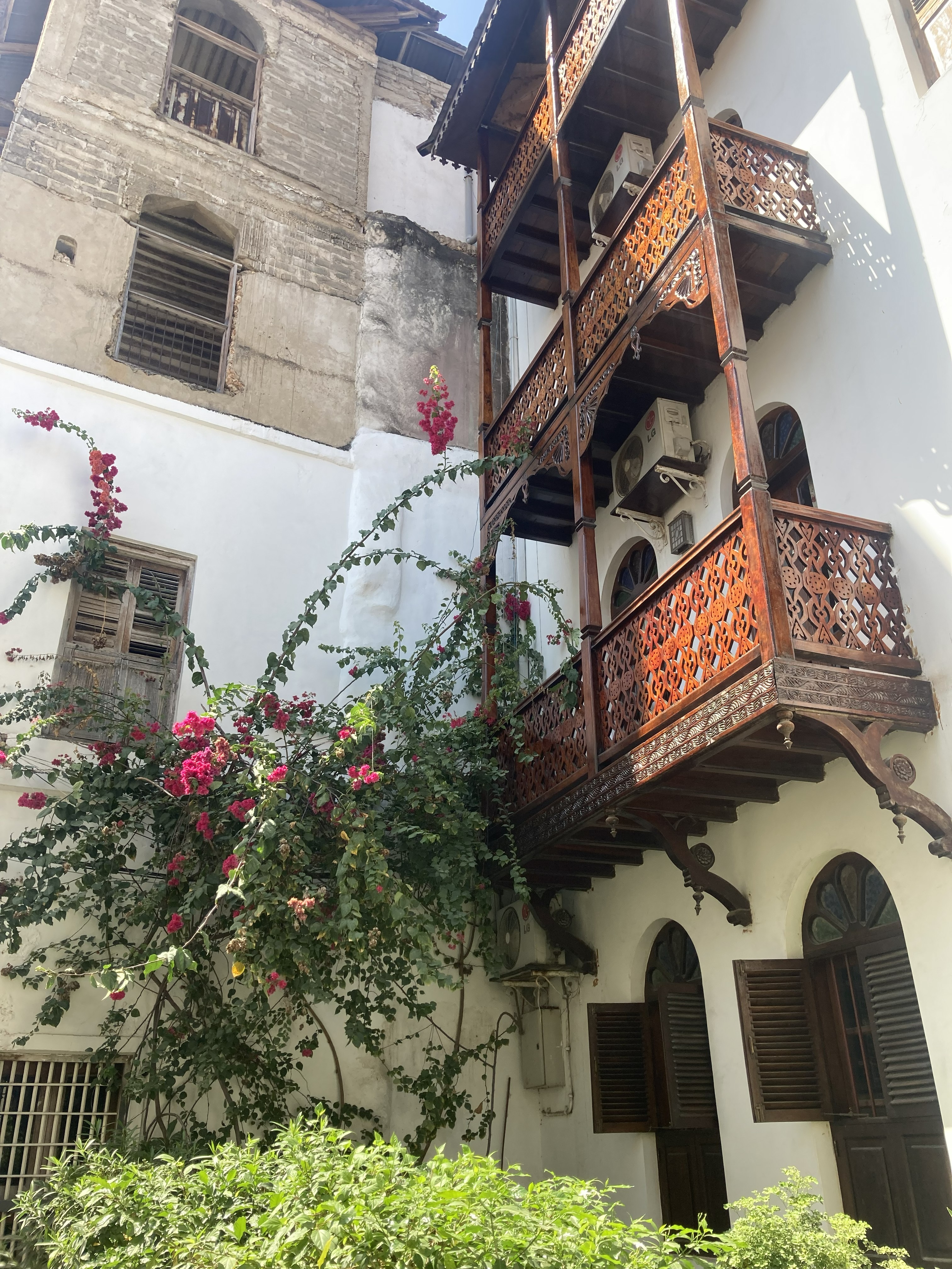Stone Town building balcony Zanzibar — Two for the Row'd
